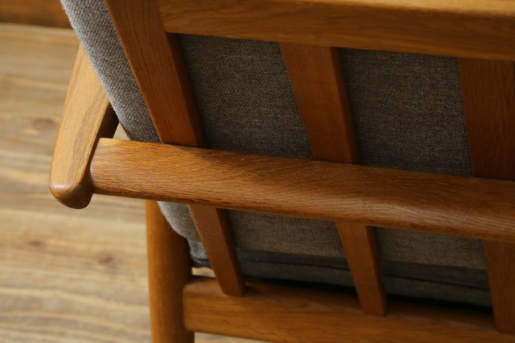 デンマークビンテージ　GETAMA(ゲタマ)　Hans J. Wegner(ハンス・J・ウェグナー)　GE240　洗練されたデザインの3人掛けソファ　(R-089424)