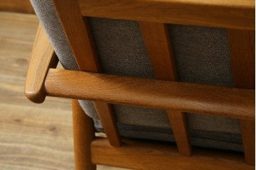 デンマークビンテージ　GETAMA(ゲタマ)　Hans J. Wegner(ハンス・J・ウェグナー)　GE240　洗練されたデザインの3人掛けソファ　(R-089424)