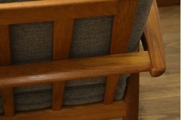 デンマークビンテージ　GETAMA(ゲタマ)　Hans J. Wegner(ハンス・J・ウェグナー)　GE240　洗練されたデザインの3人掛けソファ　(R-089424)