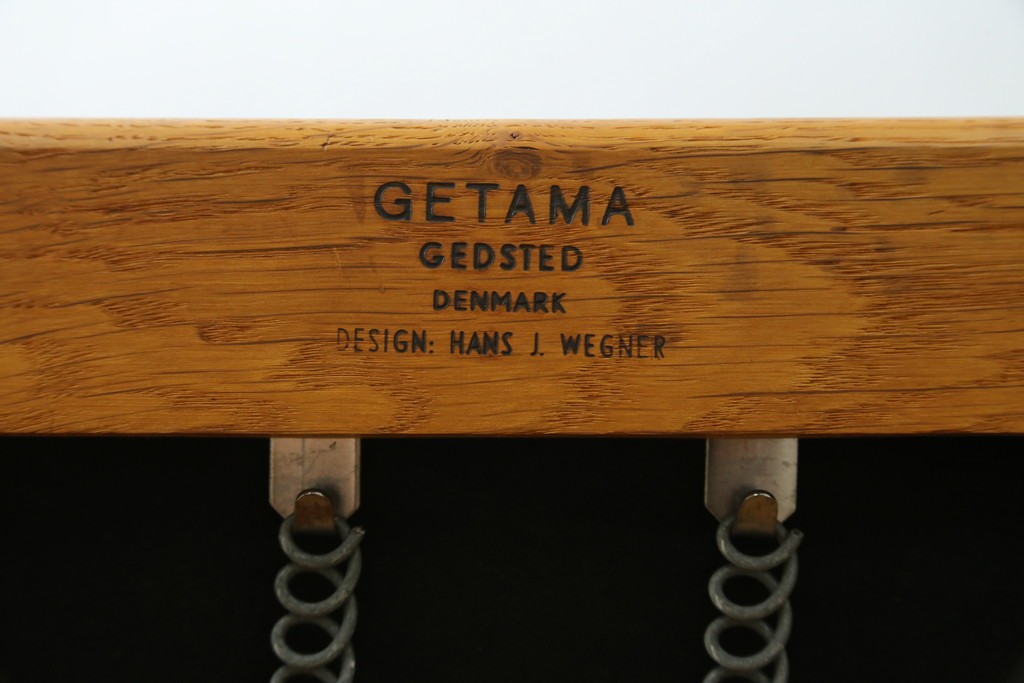 デンマークビンテージ　GETAMA(ゲタマ)　Hans J. Wegner(ハンス・J・ウェグナー)　GE240　洗練されたデザインの3人掛けソファ　(R-089424)