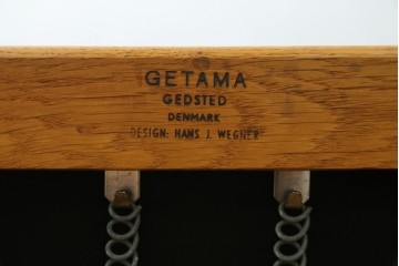 デンマークビンテージ　GETAMA(ゲタマ)　Hans J. Wegner(ハンス・J・ウェグナー)　GE240　洗練されたデザインの3人掛けソファ　(R-089424)