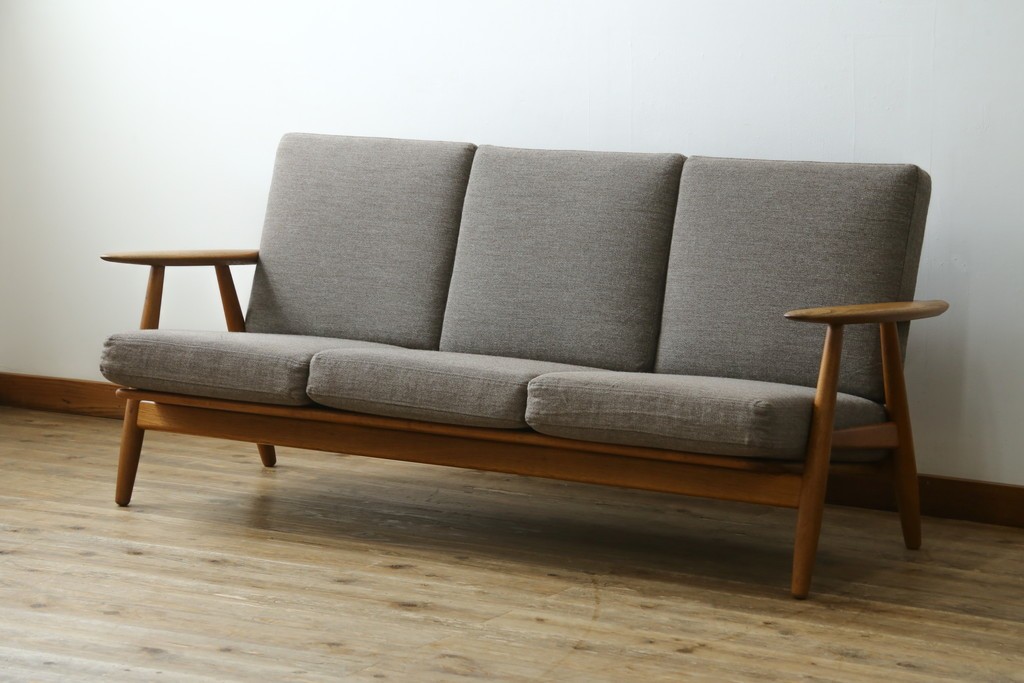 デンマークヴィンテージ　GETAMA(ゲタマ)　Hans J. Wegner(ハンス・J・ウェグナー)　GE240　洗練されたデザインの3人掛けソファ　(R-089424)