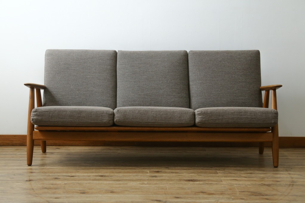 デンマークヴィンテージ　GETAMA(ゲタマ)　Hans J. Wegner(ハンス・J・ウェグナー)　GE240　洗練されたデザインの3人掛けソファ　(R-089424)
