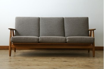デンマークヴィンテージ　GETAMA(ゲタマ)　Hans J. Wegner(ハンス・J・ウェグナー)　GE240　洗練されたデザインの3人掛けソファ　(R-089424)