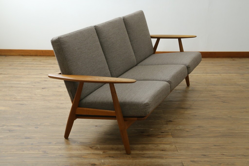 デンマークヴィンテージ　GETAMA(ゲタマ)　Hans J. Wegner(ハンス・J・ウェグナー)　GE240　洗練されたデザインの3人掛けソファ　(R-089424)