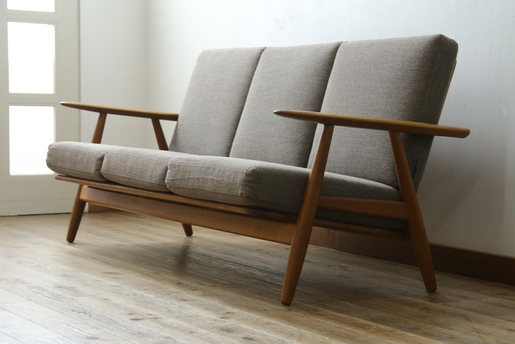 デンマークヴィンテージ　GETAMA(ゲタマ)　Hans J. Wegner(ハンス・J・ウェグナー)　GE240　洗練されたデザインの3人掛けソファ　(R-089424)