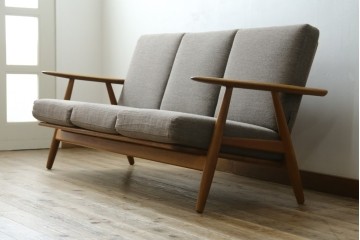 デンマークヴィンテージ　GETAMA(ゲタマ)　Hans J. Wegner(ハンス・J・ウェグナー)　GE240　洗練されたデザインの3人掛けソファ　(R-089424)