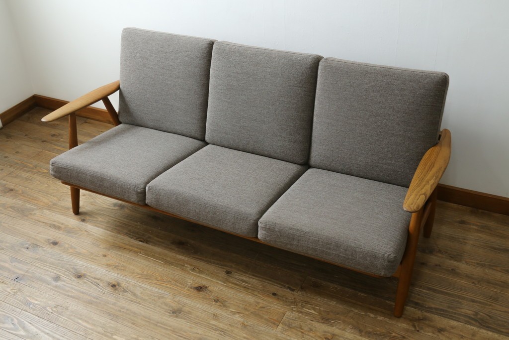 デンマークヴィンテージ　GETAMA(ゲタマ)　Hans J. Wegner(ハンス・J・ウェグナー)　GE240　洗練されたデザインの3人掛けソファ　(R-089424)