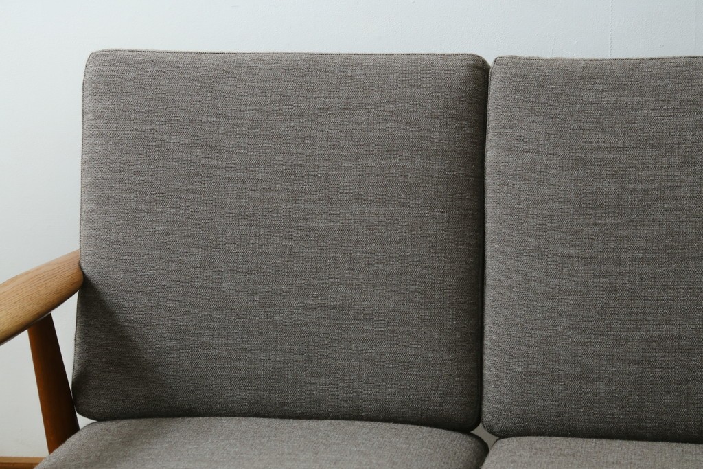 デンマークヴィンテージ　GETAMA(ゲタマ)　Hans J. Wegner(ハンス・J・ウェグナー)　GE240　洗練されたデザインの3人掛けソファ　(R-089424)