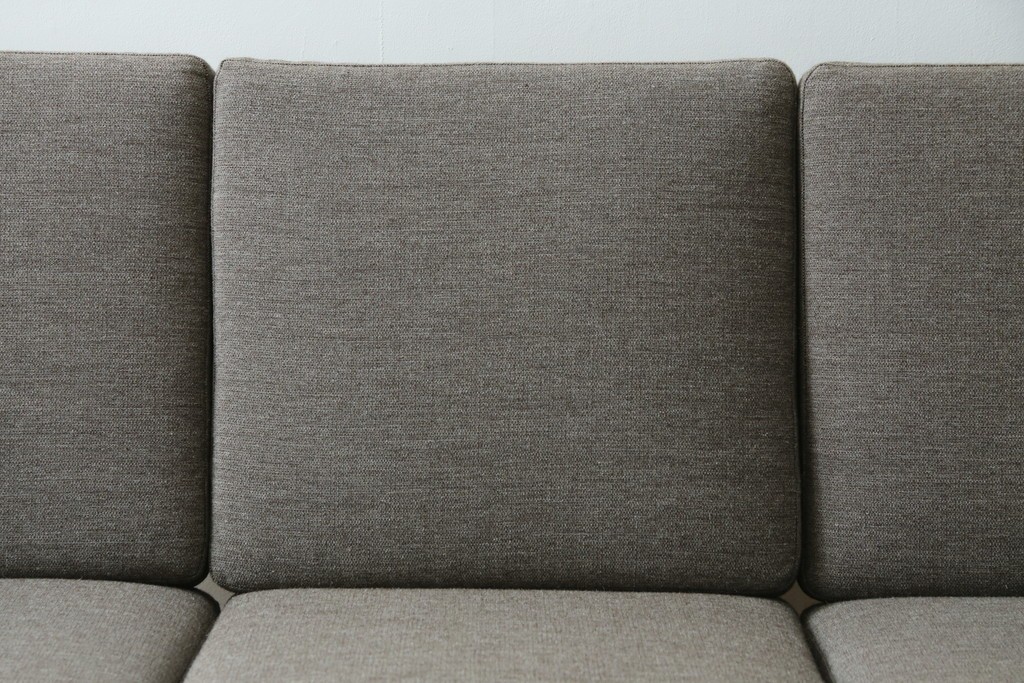 デンマークヴィンテージ　GETAMA(ゲタマ)　Hans J. Wegner(ハンス・J・ウェグナー)　GE240　洗練されたデザインの3人掛けソファ　(R-089424)