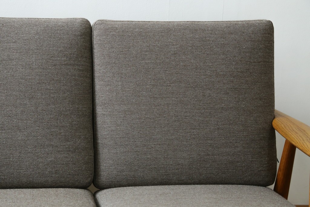 デンマークヴィンテージ　GETAMA(ゲタマ)　Hans J. Wegner(ハンス・J・ウェグナー)　GE240　洗練されたデザインの3人掛けソファ　(R-089424)