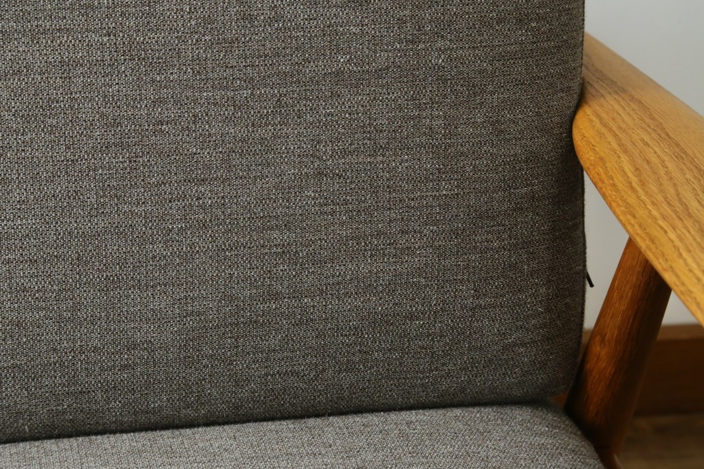 デンマークヴィンテージ　GETAMA(ゲタマ)　Hans J. Wegner(ハンス・J・ウェグナー)　GE240　洗練されたデザインの3人掛けソファ　(R-089424)