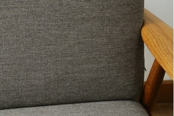 デンマークヴィンテージ　GETAMA(ゲタマ)　Hans J. Wegner(ハンス・J・ウェグナー)　GE240　洗練されたデザインの3人掛けソファ　(R-089424)