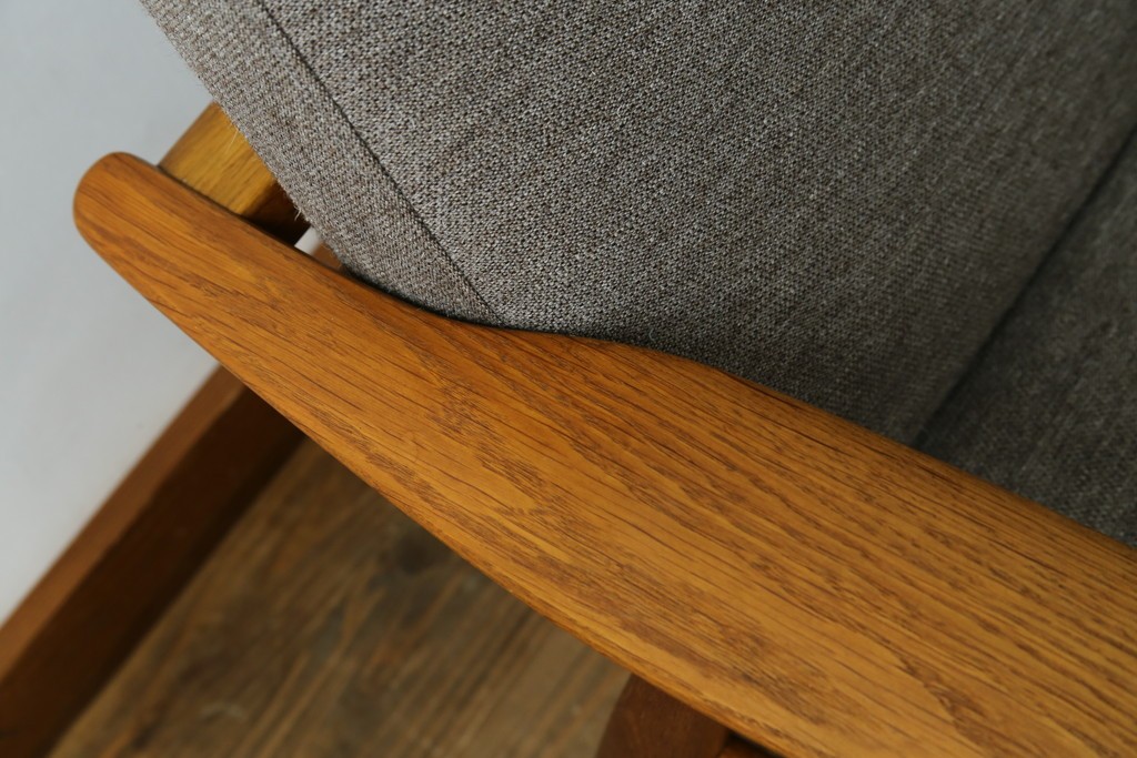 デンマークヴィンテージ　GETAMA(ゲタマ)　Hans J. Wegner(ハンス・J・ウェグナー)　GE240　洗練されたデザインの3人掛けソファ　(R-089424)