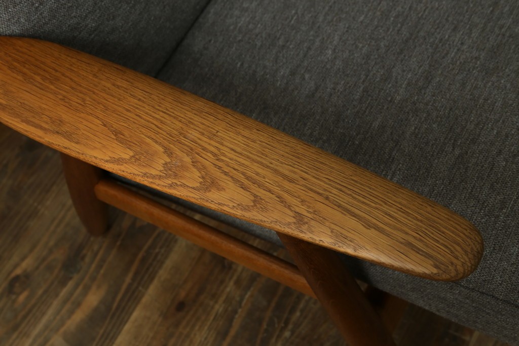 デンマークヴィンテージ　GETAMA(ゲタマ)　Hans J. Wegner(ハンス・J・ウェグナー)　GE240　洗練されたデザインの3人掛けソファ　(R-089424)