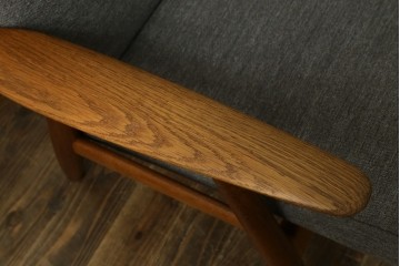 デンマークヴィンテージ　GETAMA(ゲタマ)　Hans J. Wegner(ハンス・J・ウェグナー)　GE240　洗練されたデザインの3人掛けソファ　(R-089424)