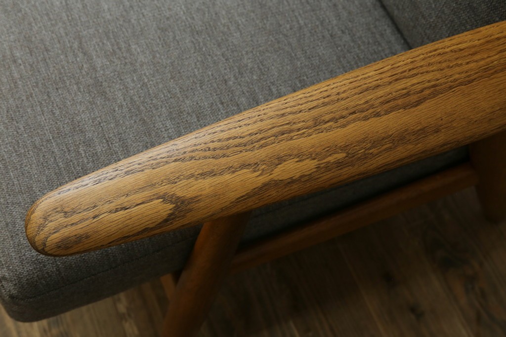 デンマークヴィンテージ　GETAMA(ゲタマ)　Hans J. Wegner(ハンス・J・ウェグナー)　GE240　洗練されたデザインの3人掛けソファ　(R-089424)