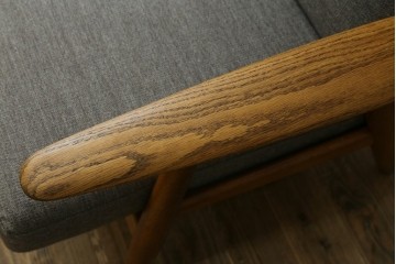 デンマークヴィンテージ　GETAMA(ゲタマ)　Hans J. Wegner(ハンス・J・ウェグナー)　GE240　洗練されたデザインの3人掛けソファ　(R-089424)