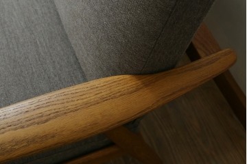 デンマークヴィンテージ　GETAMA(ゲタマ)　Hans J. Wegner(ハンス・J・ウェグナー)　GE240　洗練されたデザインの3人掛けソファ　(R-089424)