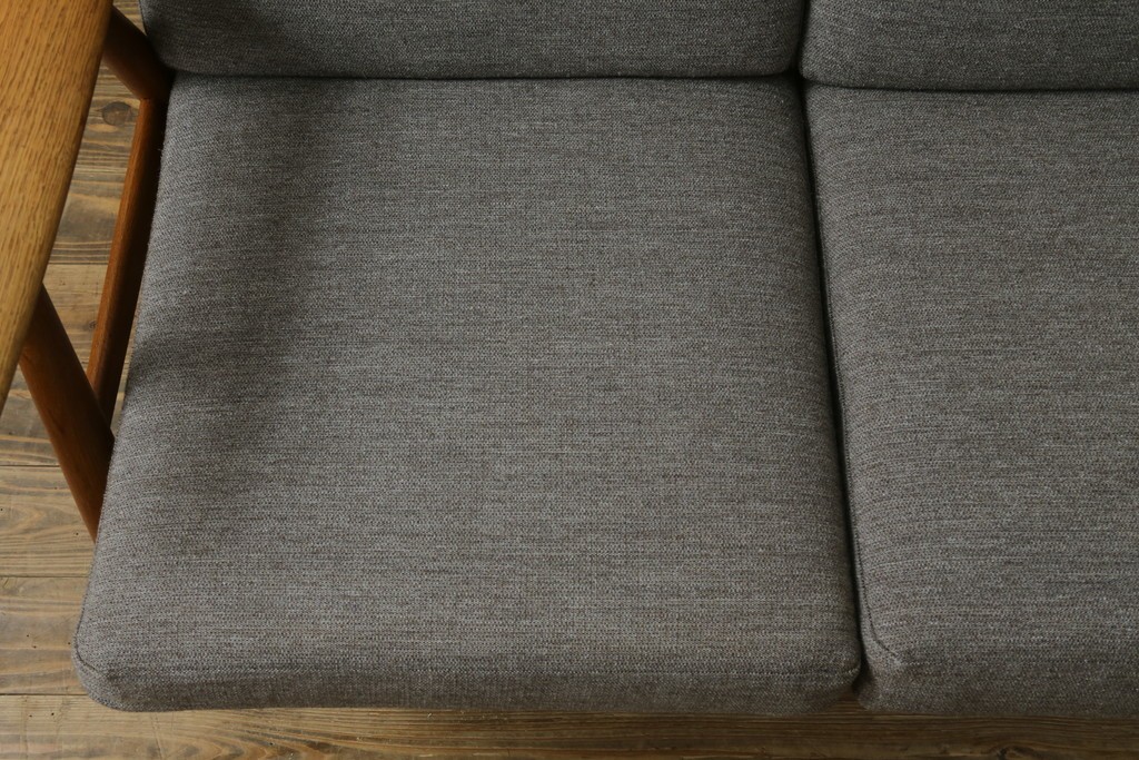 デンマークヴィンテージ　GETAMA(ゲタマ)　Hans J. Wegner(ハンス・J・ウェグナー)　GE240　洗練されたデザインの3人掛けソファ　(R-089424)