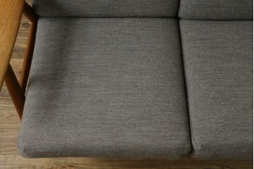 デンマークヴィンテージ　GETAMA(ゲタマ)　Hans J. Wegner(ハンス・J・ウェグナー)　GE240　洗練されたデザインの3人掛けソファ　(R-089424)
