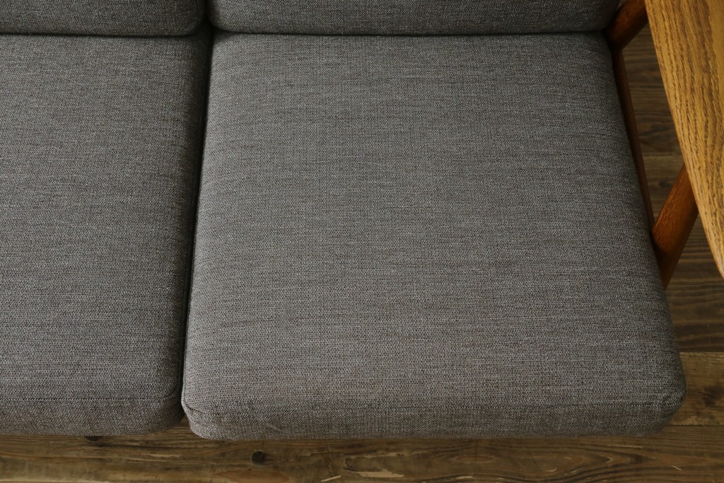 デンマークヴィンテージ　GETAMA(ゲタマ)　Hans J. Wegner(ハンス・J・ウェグナー)　GE240　洗練されたデザインの3人掛けソファ　(R-089424)