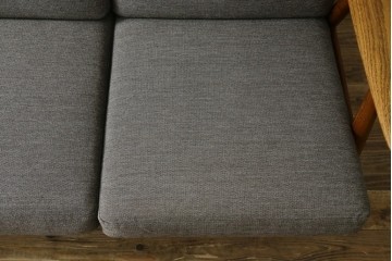 デンマークヴィンテージ　GETAMA(ゲタマ)　Hans J. Wegner(ハンス・J・ウェグナー)　GE240　洗練されたデザインの3人掛けソファ　(R-089424)