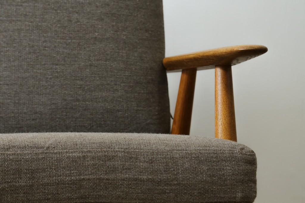 デンマークヴィンテージ　GETAMA(ゲタマ)　Hans J. Wegner(ハンス・J・ウェグナー)　GE240　洗練されたデザインの3人掛けソファ　(R-089424)
