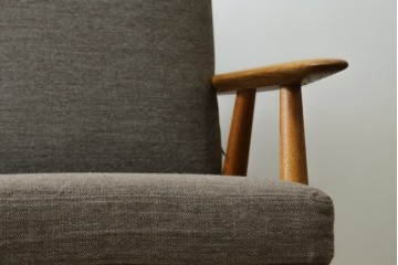 デンマークヴィンテージ　GETAMA(ゲタマ)　Hans J. Wegner(ハンス・J・ウェグナー)　GE240　洗練されたデザインの3人掛けソファ　(R-089424)