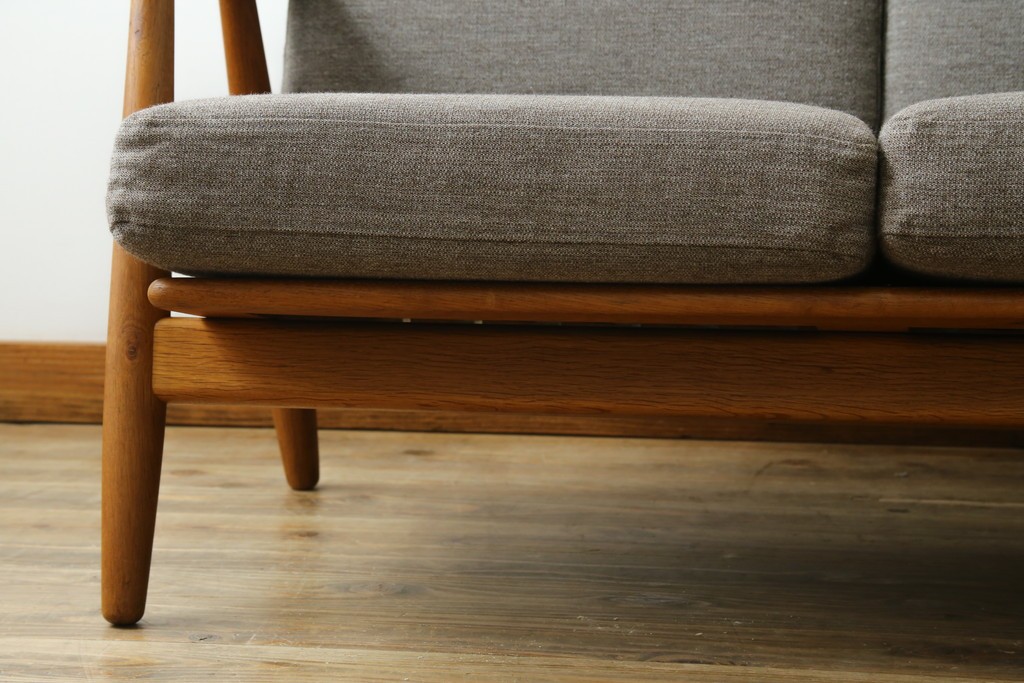 デンマークヴィンテージ　GETAMA(ゲタマ)　Hans J. Wegner(ハンス・J・ウェグナー)　GE240　洗練されたデザインの3人掛けソファ　(R-089424)