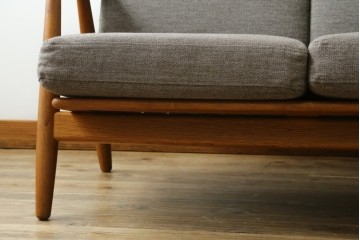 デンマークヴィンテージ　GETAMA(ゲタマ)　Hans J. Wegner(ハンス・J・ウェグナー)　GE240　洗練されたデザインの3人掛けソファ　(R-089424)