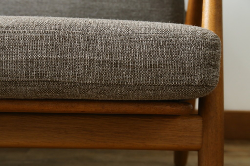 デンマークヴィンテージ　GETAMA(ゲタマ)　Hans J. Wegner(ハンス・J・ウェグナー)　GE240　洗練されたデザインの3人掛けソファ　(R-089424)