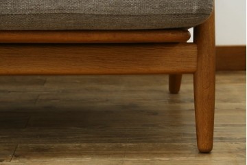 デンマークヴィンテージ　GETAMA(ゲタマ)　Hans J. Wegner(ハンス・J・ウェグナー)　GE240　洗練されたデザインの3人掛けソファ　(R-089424)