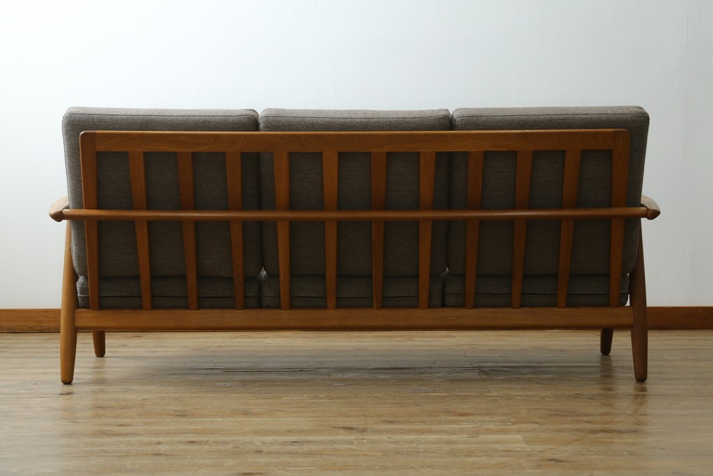 デンマークヴィンテージ　GETAMA(ゲタマ)　Hans J. Wegner(ハンス・J・ウェグナー)　GE240　洗練されたデザインの3人掛けソファ　(R-089424)