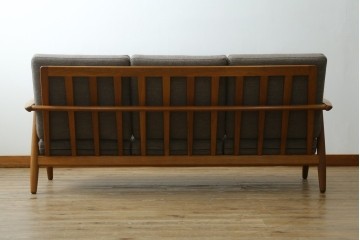 デンマークヴィンテージ　GETAMA(ゲタマ)　Hans J. Wegner(ハンス・J・ウェグナー)　GE240　洗練されたデザインの3人掛けソファ　(R-089424)