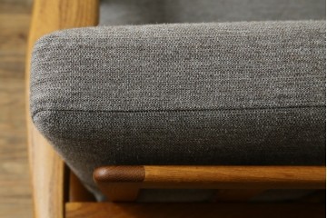 デンマークヴィンテージ　GETAMA(ゲタマ)　Hans J. Wegner(ハンス・J・ウェグナー)　GE240　洗練されたデザインの3人掛けソファ　(R-089424)