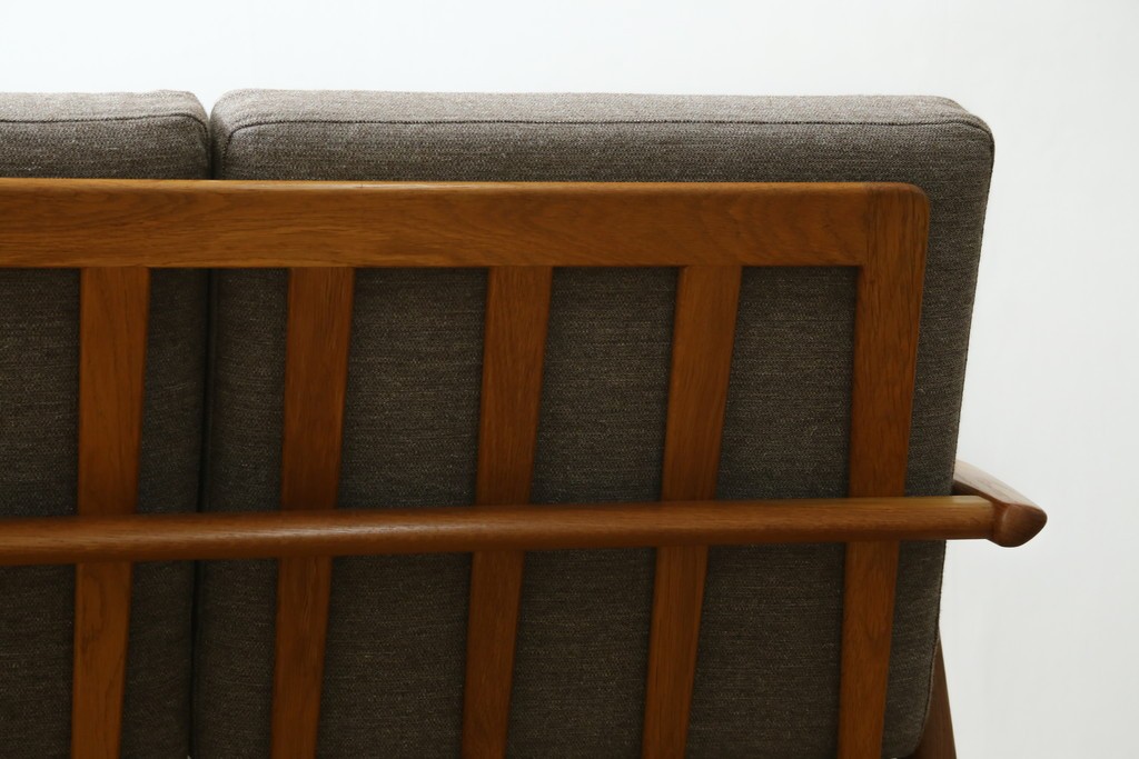 デンマークヴィンテージ　GETAMA(ゲタマ)　Hans J. Wegner(ハンス・J・ウェグナー)　GE240　洗練されたデザインの3人掛けソファ　(R-089424)