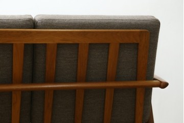 デンマークヴィンテージ　GETAMA(ゲタマ)　Hans J. Wegner(ハンス・J・ウェグナー)　GE240　洗練されたデザインの3人掛けソファ　(R-089424)