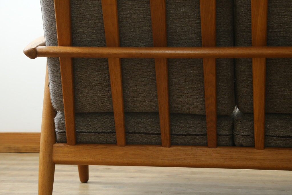 デンマークヴィンテージ　GETAMA(ゲタマ)　Hans J. Wegner(ハンス・J・ウェグナー)　GE240　洗練されたデザインの3人掛けソファ　(R-089424)