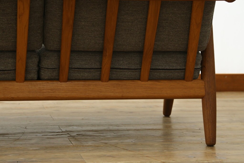 デンマークヴィンテージ　GETAMA(ゲタマ)　Hans J. Wegner(ハンス・J・ウェグナー)　GE240　洗練されたデザインの3人掛けソファ　(R-089424)