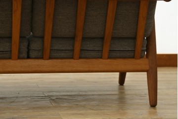 デンマークヴィンテージ　GETAMA(ゲタマ)　Hans J. Wegner(ハンス・J・ウェグナー)　GE240　洗練されたデザインの3人掛けソファ　(R-089424)