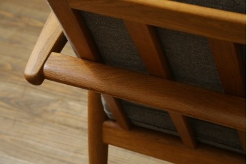 デンマークヴィンテージ　GETAMA(ゲタマ)　Hans J. Wegner(ハンス・J・ウェグナー)　GE240　洗練されたデザインの3人掛けソファ　(R-089424)