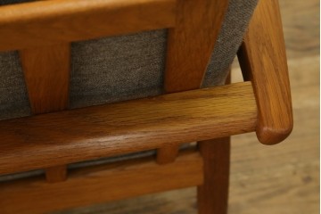 デンマークヴィンテージ　GETAMA(ゲタマ)　Hans J. Wegner(ハンス・J・ウェグナー)　GE240　洗練されたデザインの3人掛けソファ　(R-089424)