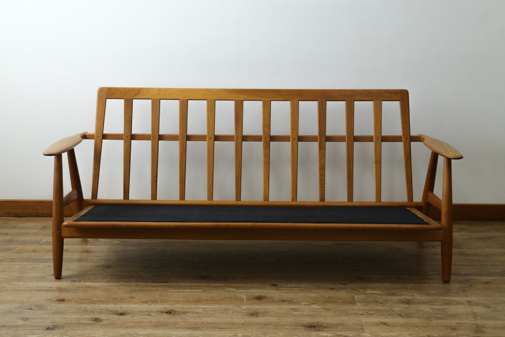 デンマークヴィンテージ　GETAMA(ゲタマ)　Hans J. Wegner(ハンス・J・ウェグナー)　GE240　洗練されたデザインの3人掛けソファ　(R-089424)