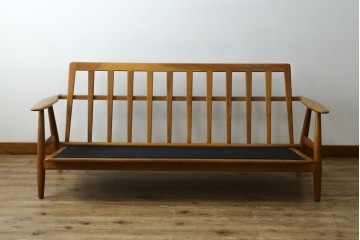 デンマークヴィンテージ　GETAMA(ゲタマ)　Hans J. Wegner(ハンス・J・ウェグナー)　GE240　洗練されたデザインの3人掛けソファ　(R-089424)