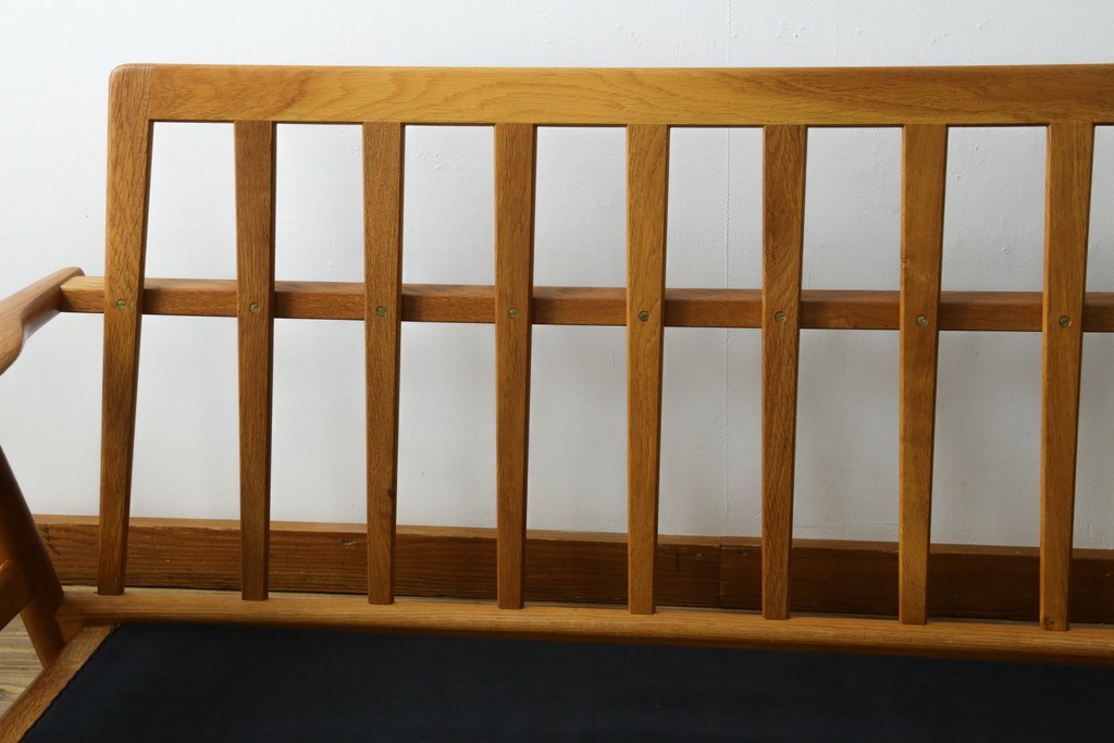 デンマークヴィンテージ　GETAMA(ゲタマ)　Hans J. Wegner(ハンス・J・ウェグナー)　GE240　洗練されたデザインの3人掛けソファ　(R-089424)
