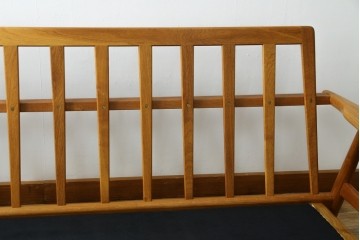 デンマークヴィンテージ　GETAMA(ゲタマ)　Hans J. Wegner(ハンス・J・ウェグナー)　GE240　洗練されたデザインの3人掛けソファ　(R-089424)
