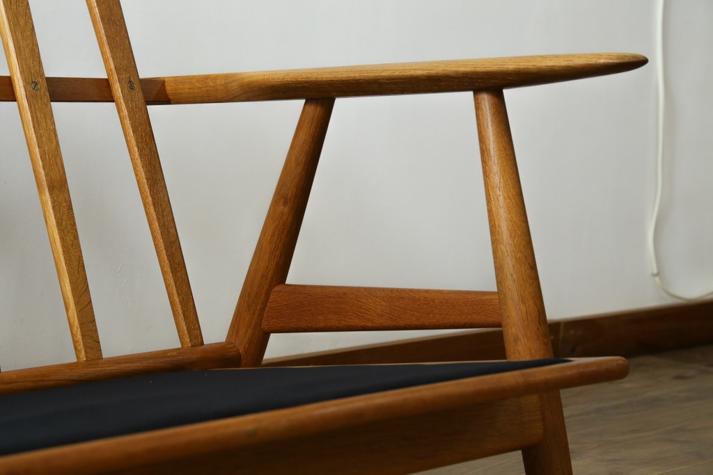 デンマークヴィンテージ　GETAMA(ゲタマ)　Hans J. Wegner(ハンス・J・ウェグナー)　GE240　洗練されたデザインの3人掛けソファ　(R-089424)