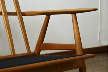 デンマークヴィンテージ　GETAMA(ゲタマ)　Hans J. Wegner(ハンス・J・ウェグナー)　GE240　洗練されたデザインの3人掛けソファ　(R-089424)