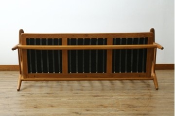 デンマークヴィンテージ　GETAMA(ゲタマ)　Hans J. Wegner(ハンス・J・ウェグナー)　GE240　洗練されたデザインの3人掛けソファ　(R-089424)
